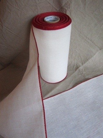 20 cm Antique white with red edge