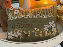 Welcome Spring Pillow FREEBIE - Mani di Donna